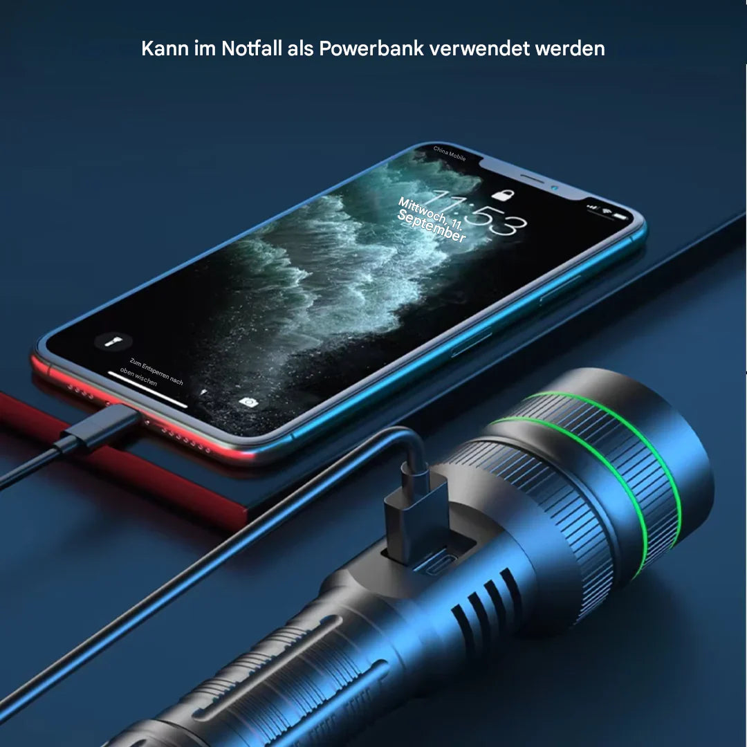 Kraftig LED-lommelygte med lang batterilevetid, robust kabinet og alsidige lysfunktioner i brug.
