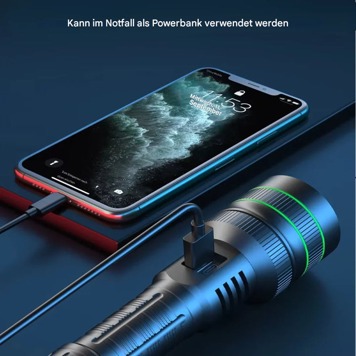 Kraftig LED-lommelygte med lang batterilevetid, robust kabinet og alsidige lysfunktioner i brug.