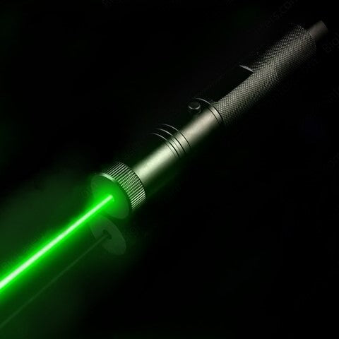 Højtydende laserpointer i aluminiumslegering med justerbar fokus; langtrækkende stråle i rød, grøn, lilla.