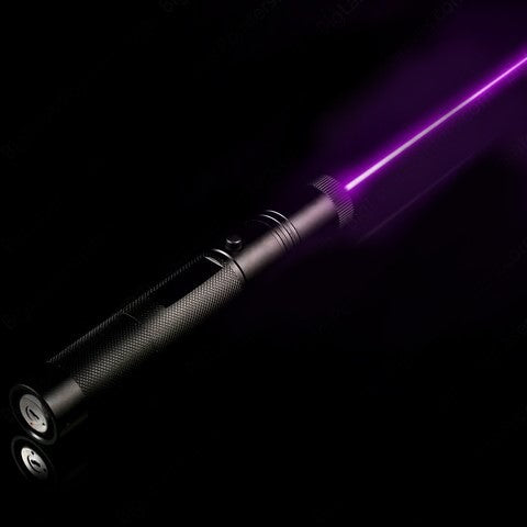 Højtydende laserpointer i aluminiumslegering med justerbar fokus; langtrækkende stråle i rød, grøn, lilla.