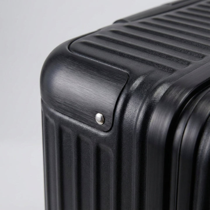 Robust Carrycore håndbagage kuffert af ABS PC med aluminiumsramme, ridsefast og letvægts for sikker rejse.