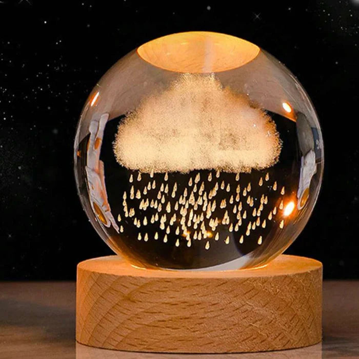 Lysende glaskugle med 3D-universgraveringer og træfod, bordlampe til stuen, 8x6 cm, varmhvidt LED-lys