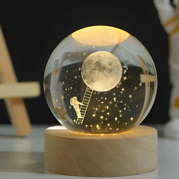Lysende glaskugle med 3D-universgraveringer og træfod, bordlampe til stuen, 8x6 cm, varmhvidt LED-lys