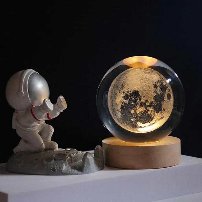 Lysende glaskugle med 3D-universgraveringer og træfod, bordlampe til stuen, 8x6 cm, varmhvidt LED-lys