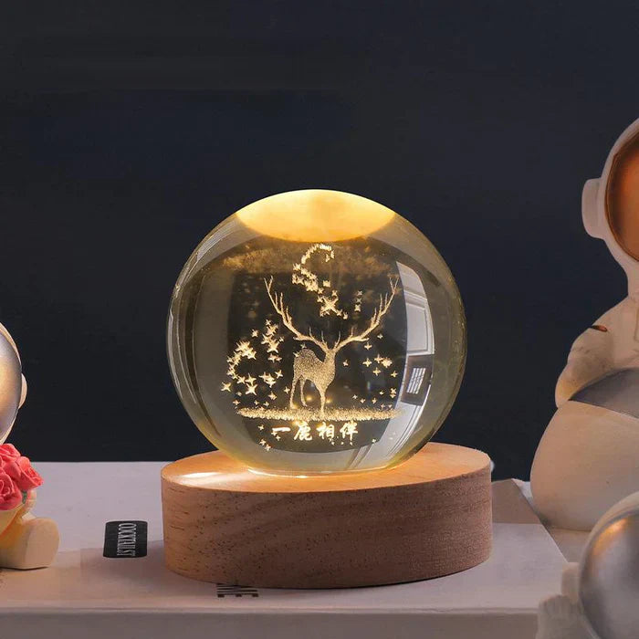 Lysende glaskugle med 3D-universgraveringer og træfod, bordlampe til stuen, 8x6 cm, varmhvidt LED-lys