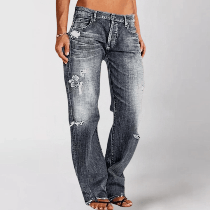 Blå damejeans med vide ben og råt distressed look. Ideel forårsmode og hverdagsbrug.