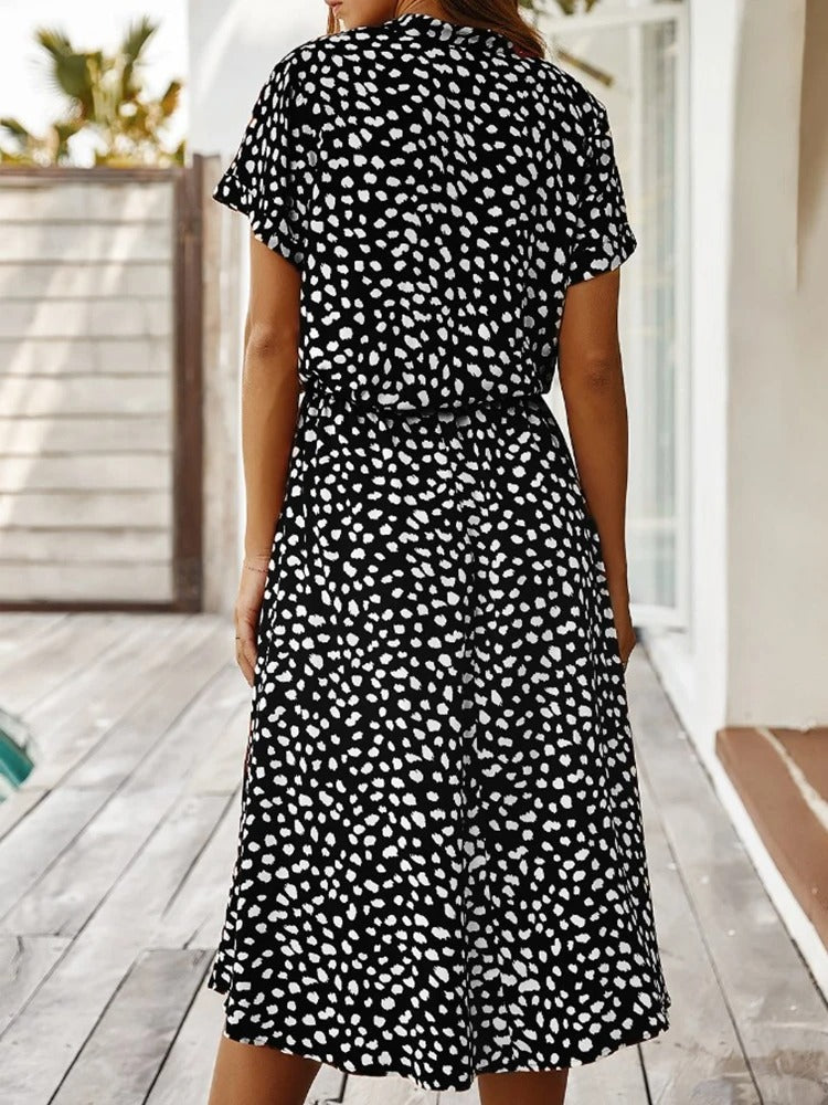 Elegant, afslappet sommerkjole, et centralt element i kvindemoden.