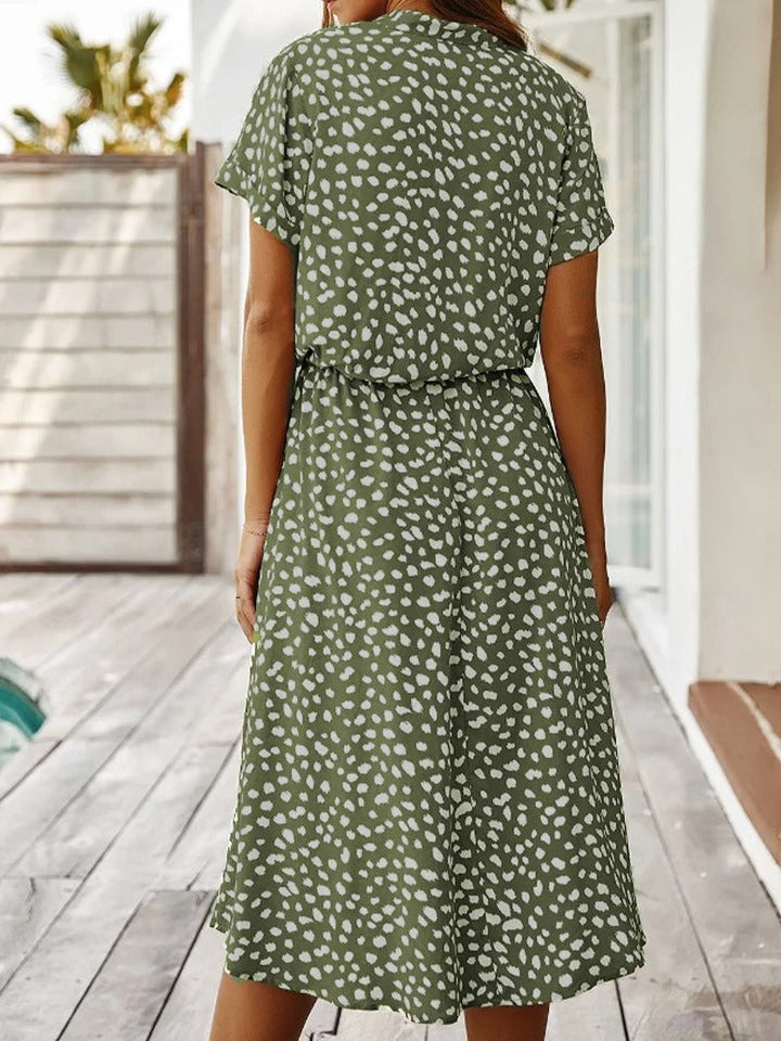 Elegant luftig damekjole, ideel til sommerens mode og afslappede lejligheder.