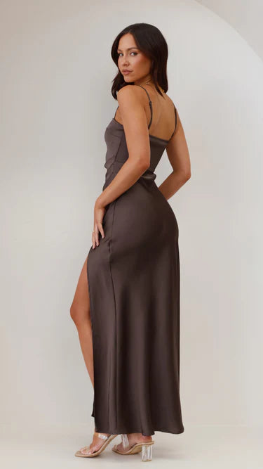 Sort maxikjole med flot feminin silhuet. Elegant, flowy og lang kjole til sommer eller fest.