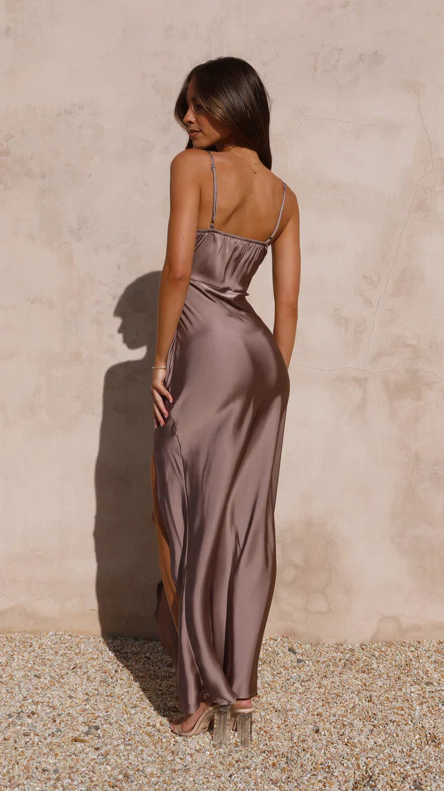 Luftig beige maxikjole. Elegant og åndbar lang kjole, perfekt til sommerdage og ferie.