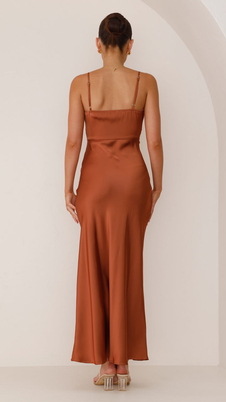 Elegant sort maxikjole til kvinder. Lang festkjole, der er både flowy og åndbar.