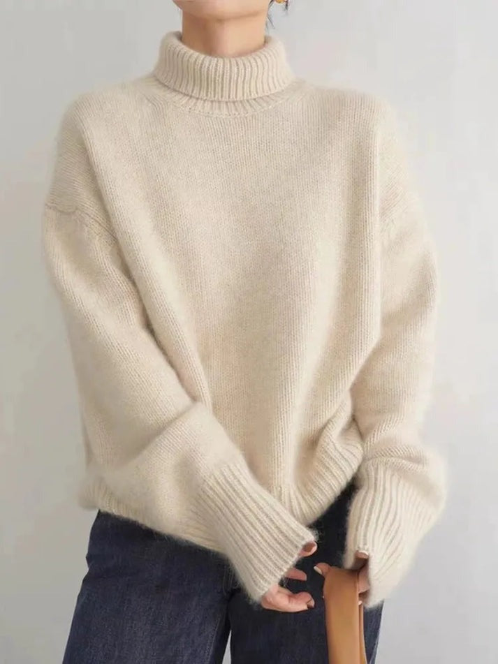 Luksuriøs beige cashmere rullekrave sweater til kvinder. Blød, varm og elegant vintermode.