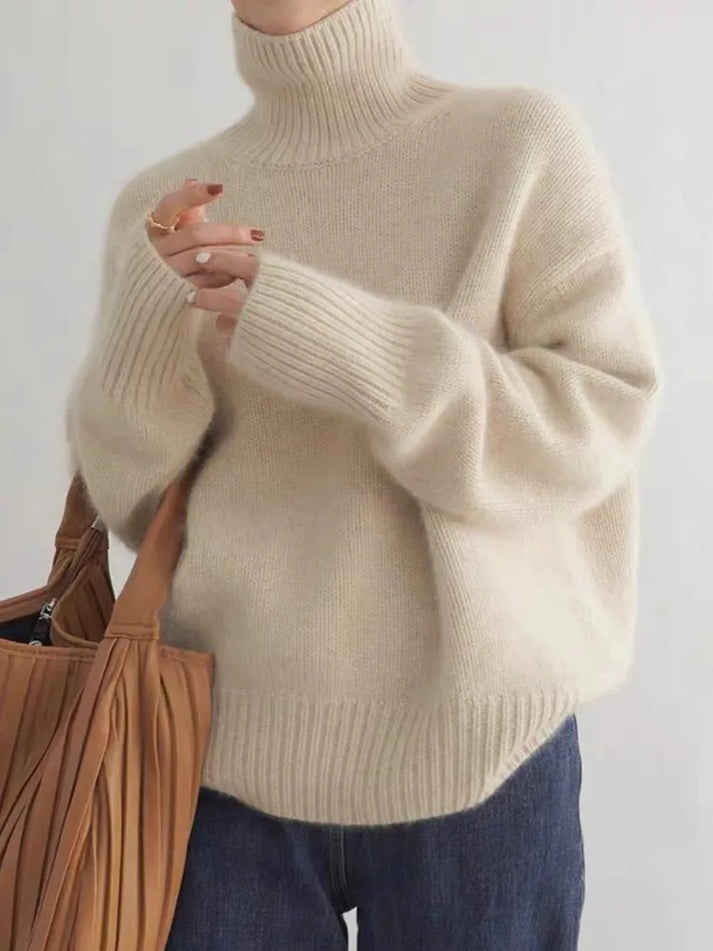 Grå cashmere rullekrave sweater. Varm og blød luksus trøje, perfekt som basistøj til kvinder.