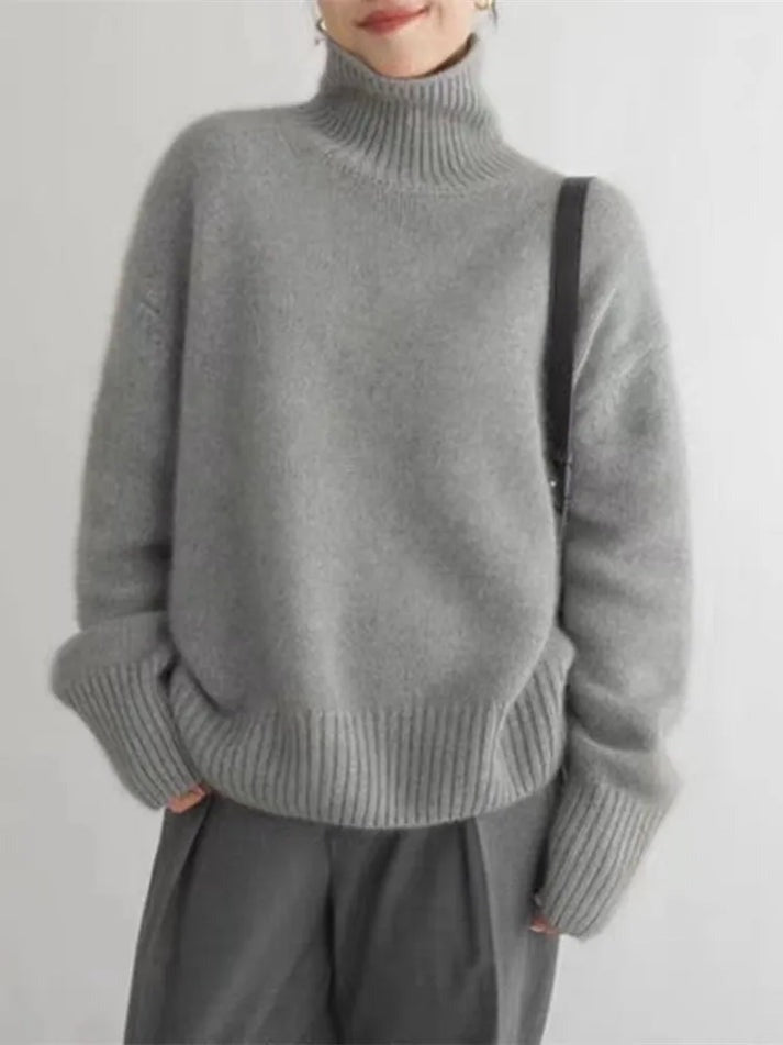 Cremefarvet cashmere rullekrave sweater til kvinder. Elegant, blød og komfortabel vintertrøje.