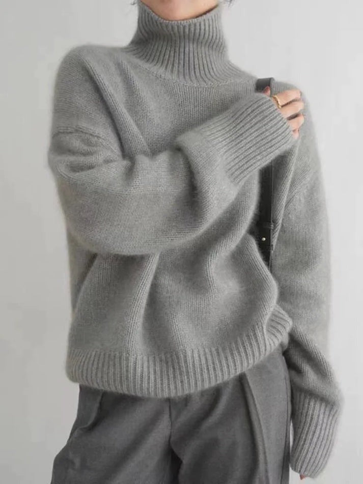 Blød og luksuriøs cashmere rullekrave sweater til kvinder. Behagelig basistøj for vinteren.