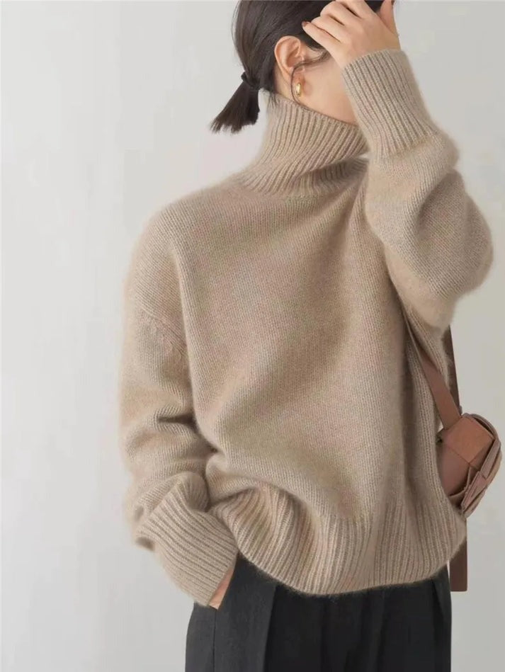 Elegant cashmere rullekrave sweater i beige. Tidløs luksus og vintermode til stilfulde kvinder.