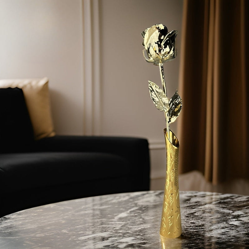 Detaljeret billede af 24K guld rose, en eksklusiv gave til Valentinsdag eller bryllup. Unik hjemmedekoration.