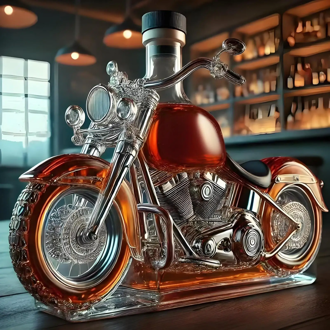 Luksuriøs motorcykel whiskykaraffel af glas, perfekt til hjemmebaren. Elegant og dekorativt barudstyr.