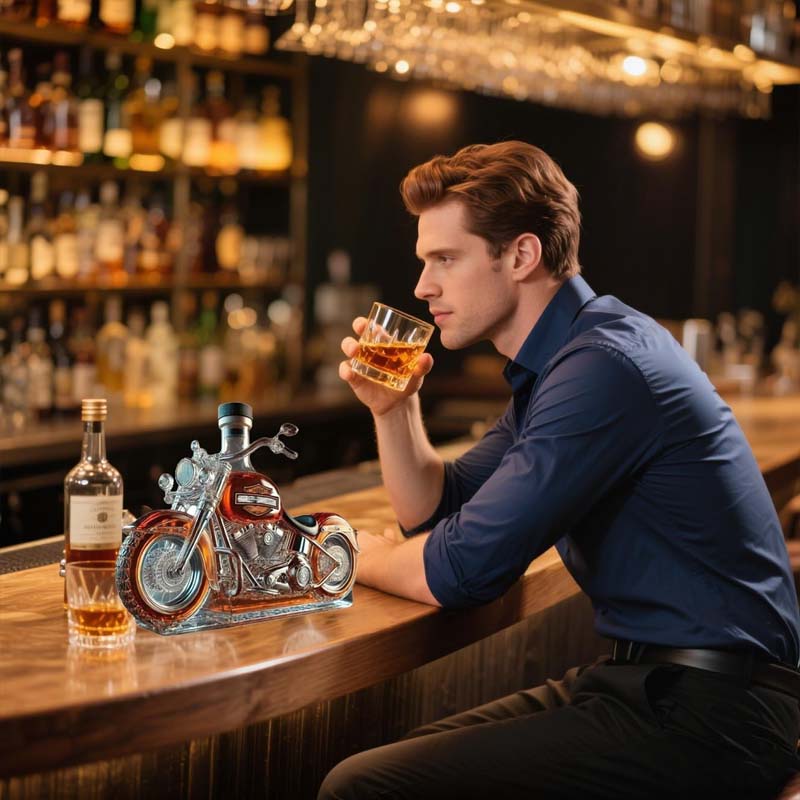 Håndlavet glas whiskykaraffel formet som en detaljeret motorcykel. Eksklusivt barudstyr til spiritus.