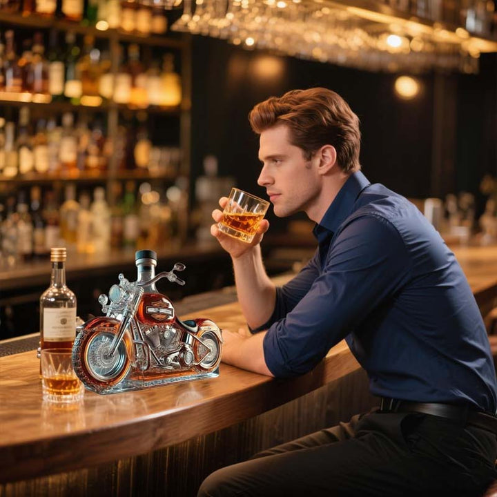 Håndlavet glas whiskykaraffel formet som en detaljeret motorcykel. Eksklusivt barudstyr til spiritus.