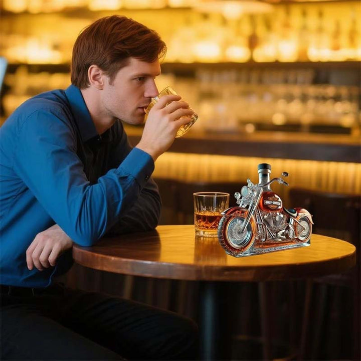 Dekorativ whiskykaraffel med motorcykeldesign i klart glas. Et must-have for den stilfulde hjemmebar.