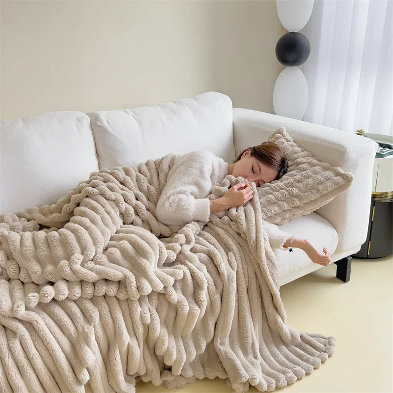 Maskinvaskbart fleece tæppe, der holder dig varm. Perfekt til hygge og komfort i hjemmet.