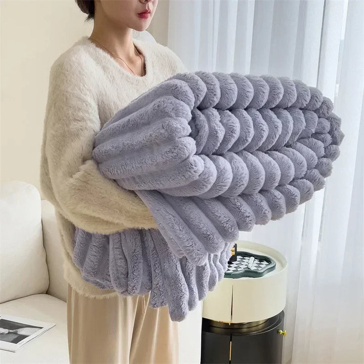 Stilfuldt fleece tæppe til den moderne indretning. Blødt og varmt, perfekt til afslapning.