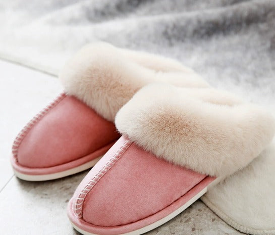 Komfortable slip-on dametøfler med blød foring. Varme luksus hjemmesko perfekte til afslapning indendørs.