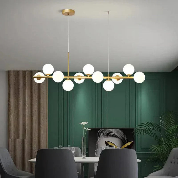 LumaSphere moderne lysekrone med lang pendel over spisebordet. Elegant glaslampe til stilfuld stuebelysning.