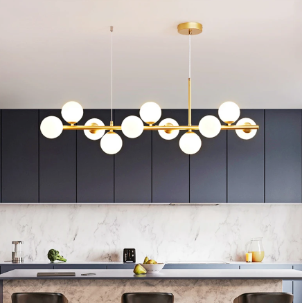 LumaSphere lysekrone. Moderne hængelampe med lang pendel i glas, perfekt som spisebordslampe og stilfuld belysning.