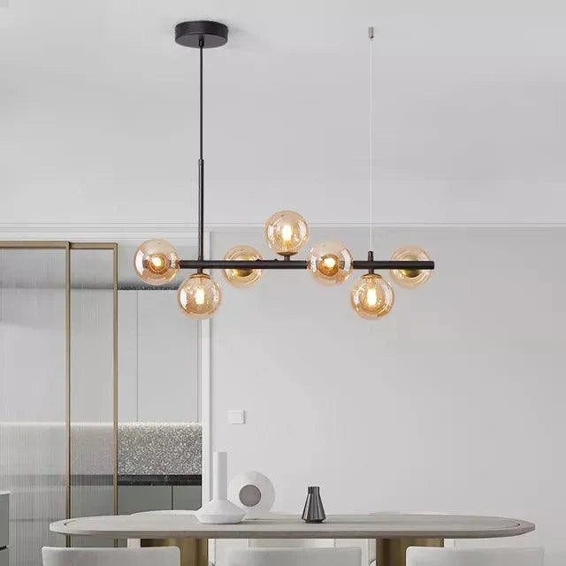 Lang LumaSphere pendellampe. Moderne lysekrone i glas designet til elegant belysning over spisebordet eller i stuen.