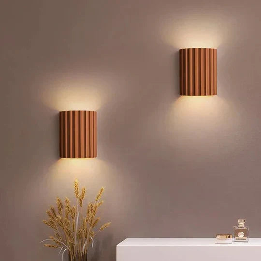 Nærbillede af Lumora væglampe. Viser det stilfulde design og den integrerede, moderne LED belysning.