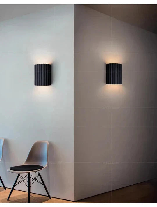 Diskret Lumora væglampe. Giver behagelig, moderne LED belysning og fungerer som en elegant vægdekoration.