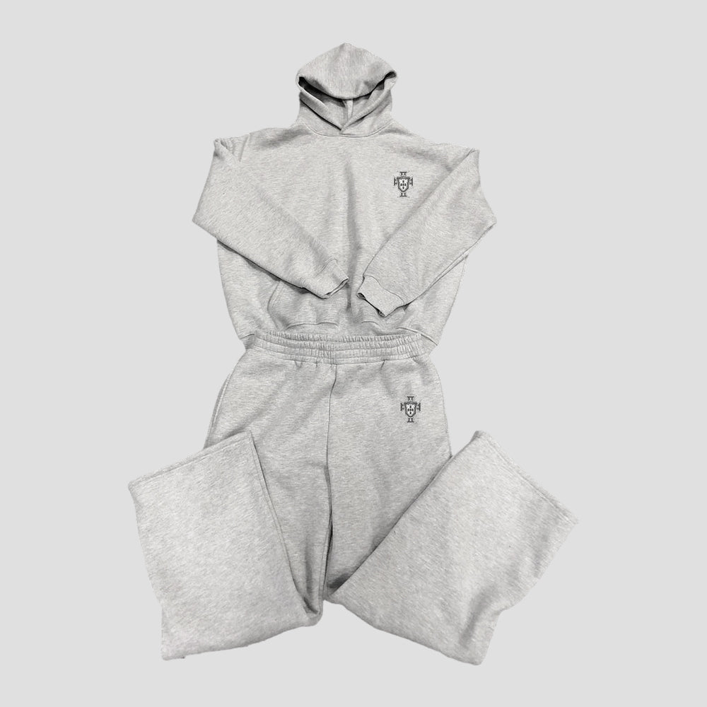Luksus herre træningsdragt i grå og sort, blødt materiale, minimalistisk design, komfortabel pasform