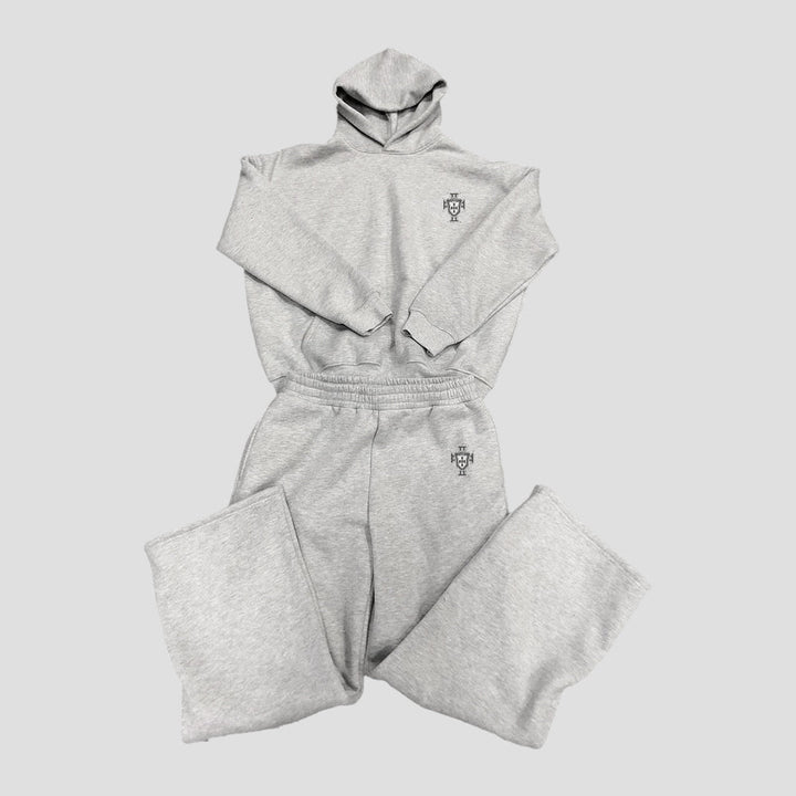 Luksus herre træningsdragt i grå og sort, blødt materiale, minimalistisk design, komfortabel pasform