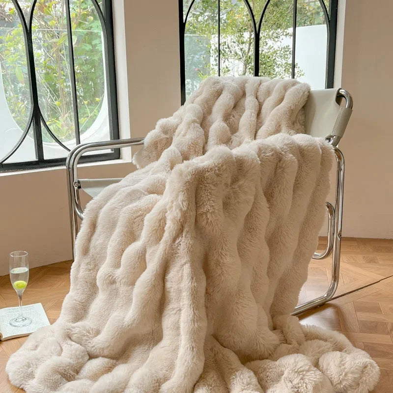 Luksuriøst dobbeltsidet imiteret pels tæppe i elegant design, fluffy blødt, stilfuldt overkast til sofa eller seng.