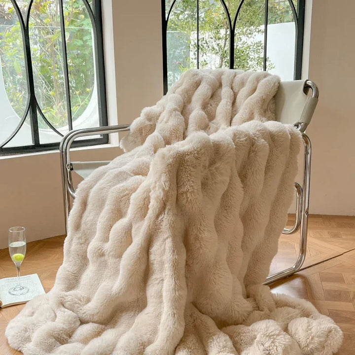 Luksuriøst dobbeltsidet imiteret pels tæppe i elegant design, fluffy blødt, stilfuldt overkast til sofa eller seng.