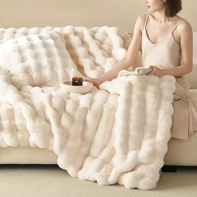 Luksuriøst dobbeltsidet imiteret pels tæppe i elegant design, fluffy blødt, stilfuldt overkast til sofa eller seng.