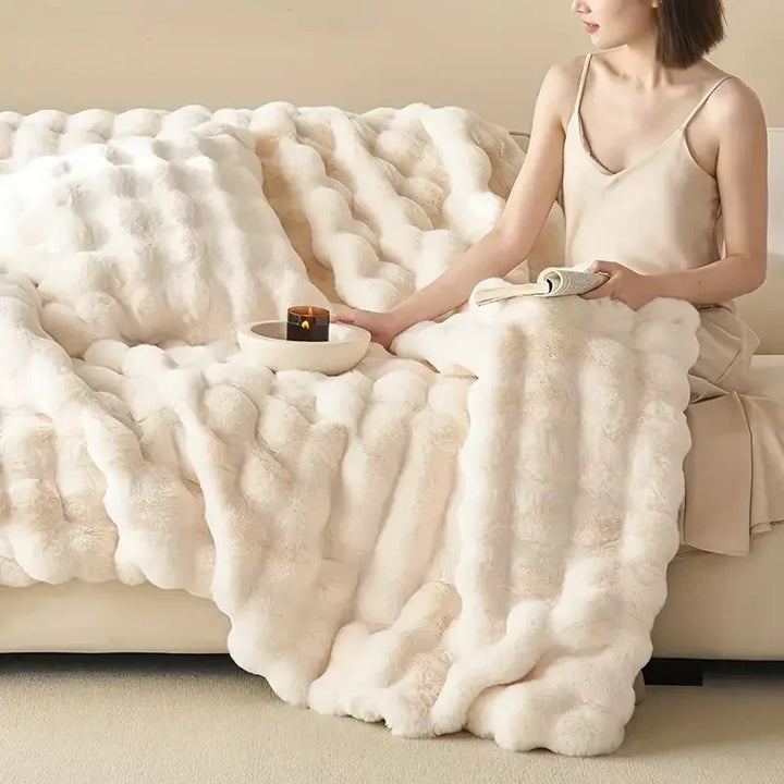 Luksuriøst dobbeltsidet imiteret pels tæppe i elegant design, fluffy blødt, stilfuldt overkast til sofa eller seng.