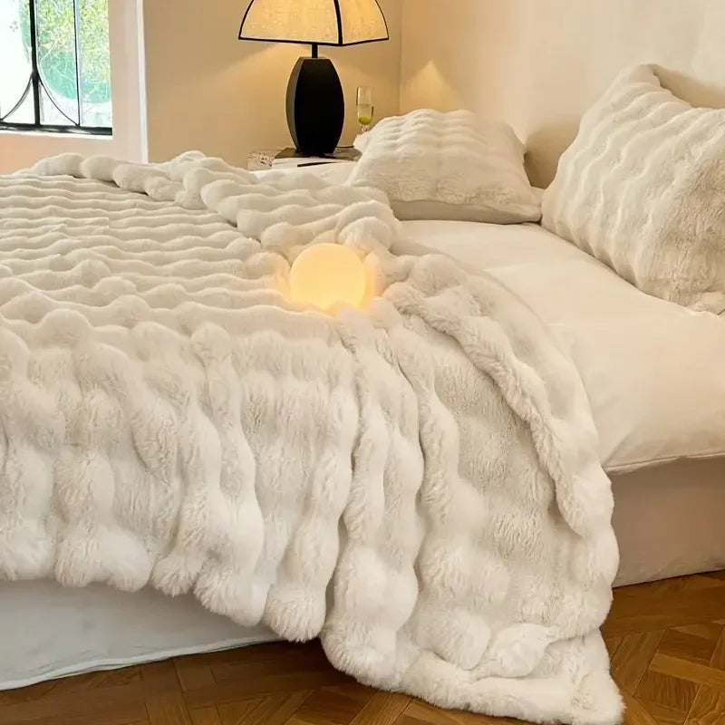 Luksuriøst dobbeltsidet imiteret pels tæppe i elegant design, fluffy blødt, stilfuldt overkast til sofa eller seng.