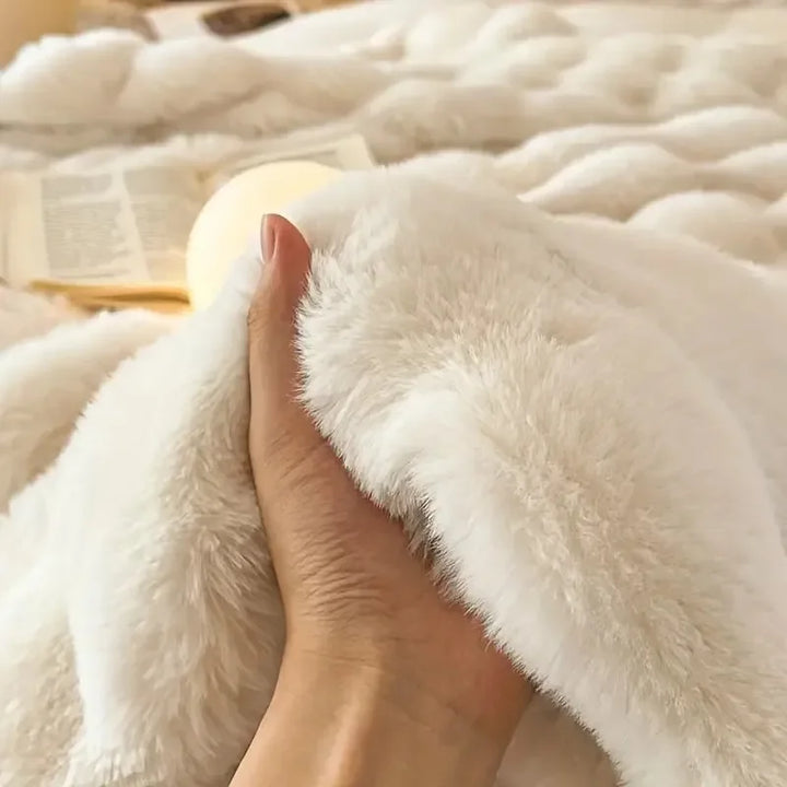 Luksuriøst dobbeltsidet imiteret pels tæppe i elegant design, fluffy blødt, stilfuldt overkast til sofa eller seng.
