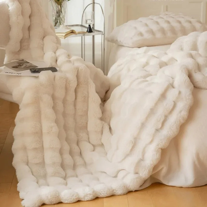 Luksuriøst dobbeltsidet imiteret pels tæppe i elegant design, fluffy blødt, stilfuldt overkast til sofa eller seng.