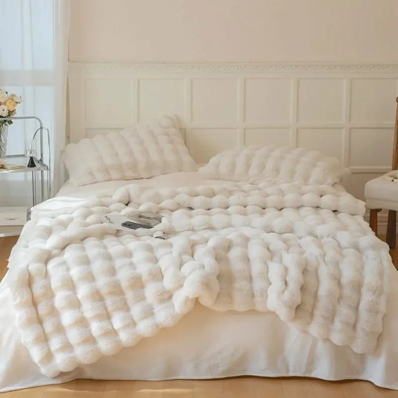 Luksuriøst dobbeltsidet imiteret pels tæppe i elegant design, fluffy blødt, stilfuldt overkast til sofa eller seng.