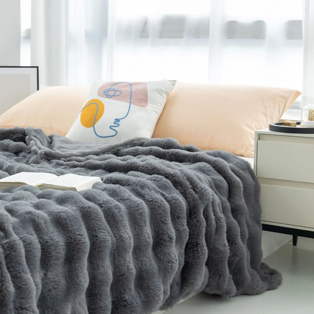 Luksuriøst dobbeltsidet imiteret pels tæppe i elegant design, fluffy blødt, stilfuldt overkast til sofa eller seng.