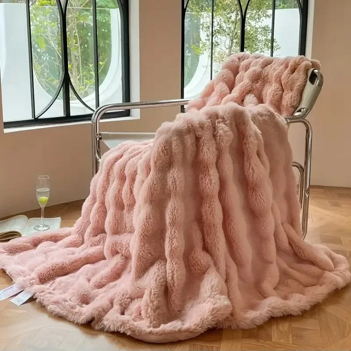 Luksuriøst dobbeltsidet imiteret pels tæppe i elegant design, fluffy blødt, stilfuldt overkast til sofa eller seng.