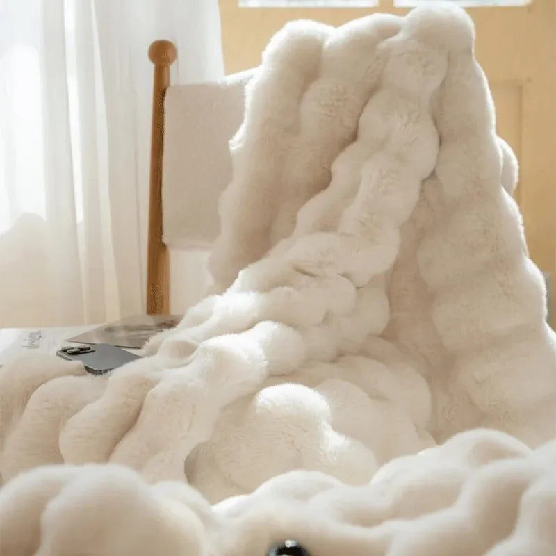 Luksuriøst dobbeltsidet imiteret pels tæppe i elegant design, fluffy blødt, stilfuldt overkast til sofa eller seng.