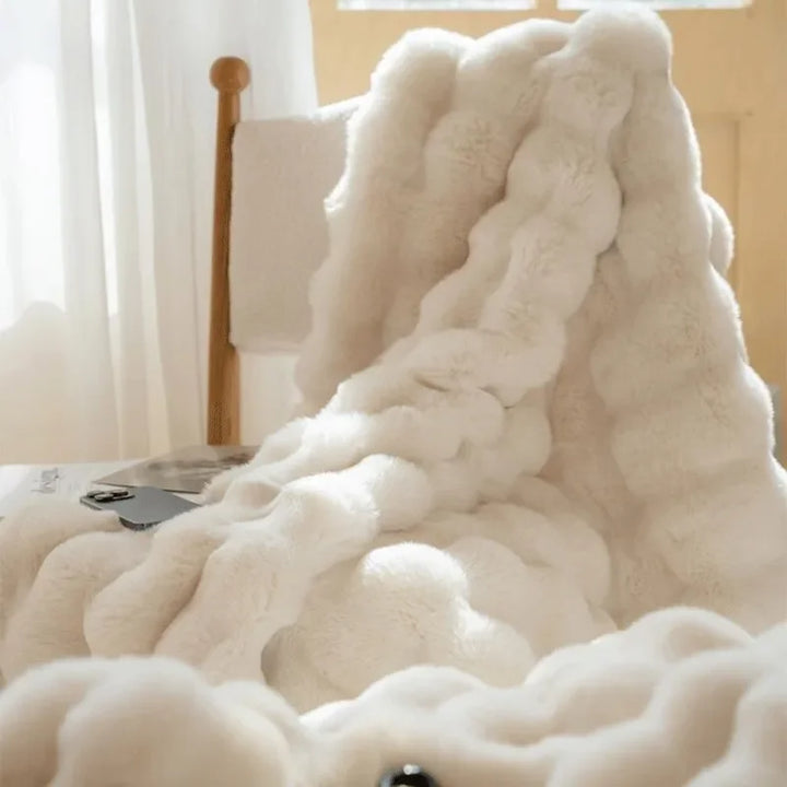 Luksuriøst dobbeltsidet imiteret pels tæppe i elegant design, fluffy blødt, stilfuldt overkast til sofa eller seng.