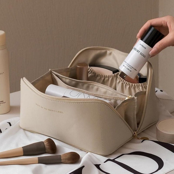 Luksuriøs, rummelig kosmetiktaske med elegant design, ideel til stilbevidste kvinder til opbevaring af kosmetik.