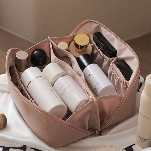 Luksuriøs, rummelig kosmetiktaske med elegant design, ideel til stilbevidste kvinder til opbevaring af kosmetik.