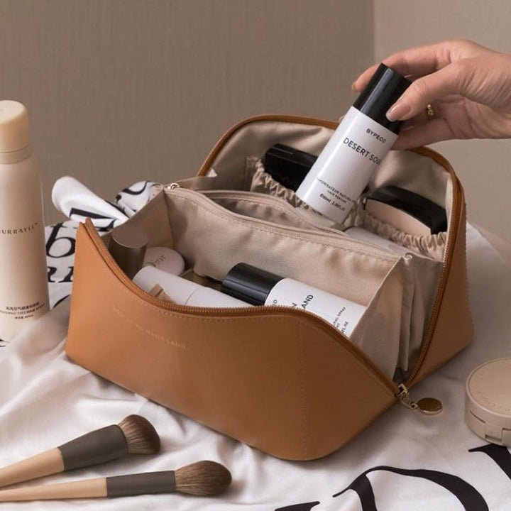 Luksuriøs, rummelig kosmetiktaske med elegant design, ideel til stilbevidste kvinder til opbevaring af kosmetik.